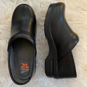 Dansko nursing shoes size 39